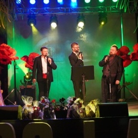 Trzech tenorów zaśpiewało dla wszystkich porębianek (1)