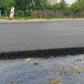 Na ul. Roździeńskiego jest już nowy asfalt (2)